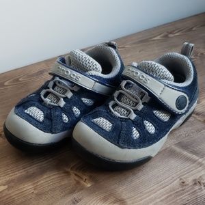 croc tennis shoe/ sneakers